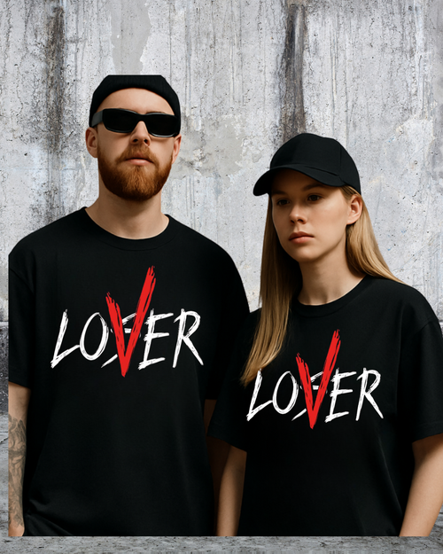 Camisola LOVER - Tipografia Urbana com V Vermelho | Preto | Unissexo